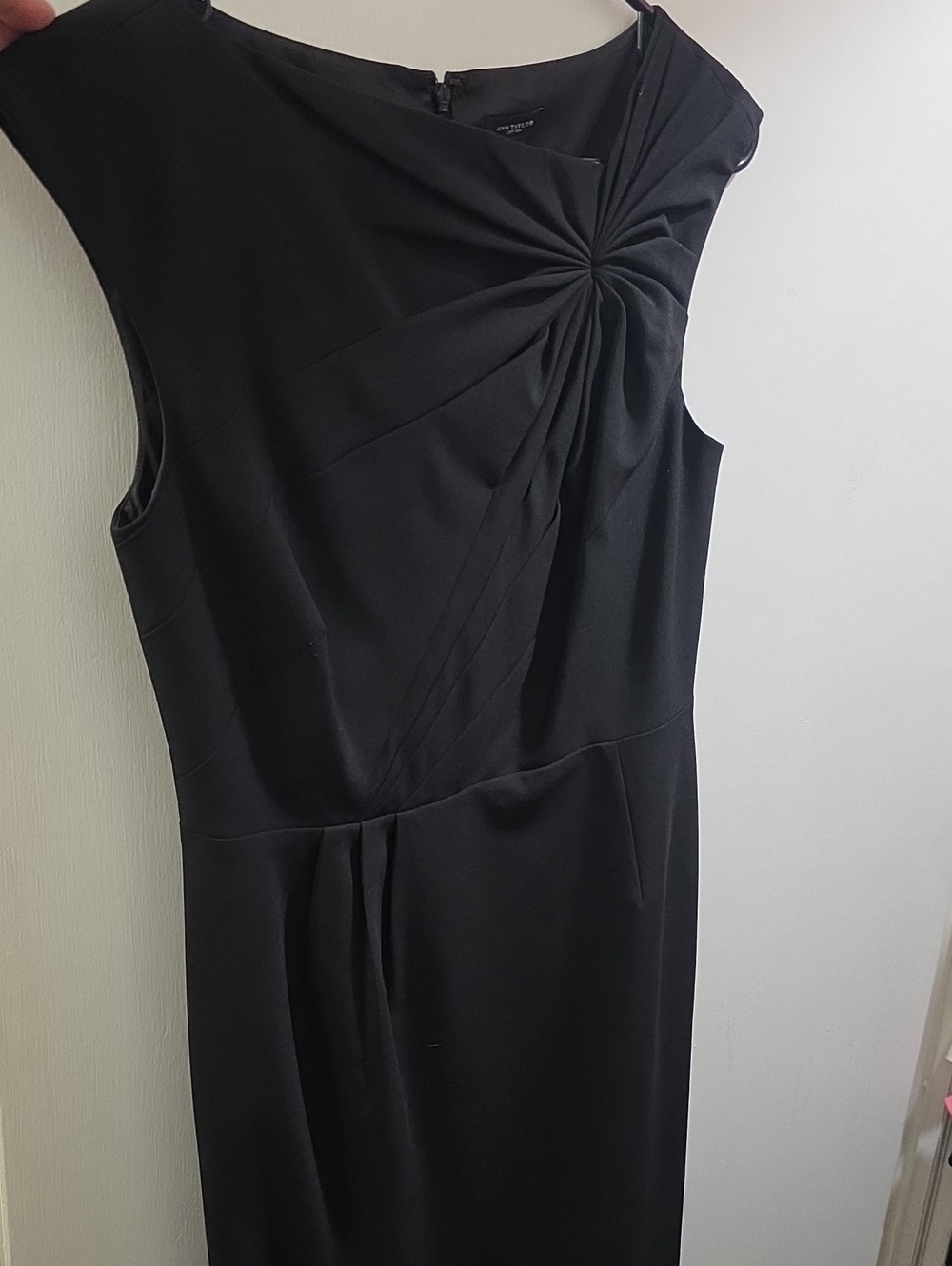 💚5/$20💚Ann Taylor Black Twist-Detail Sheath Dress
